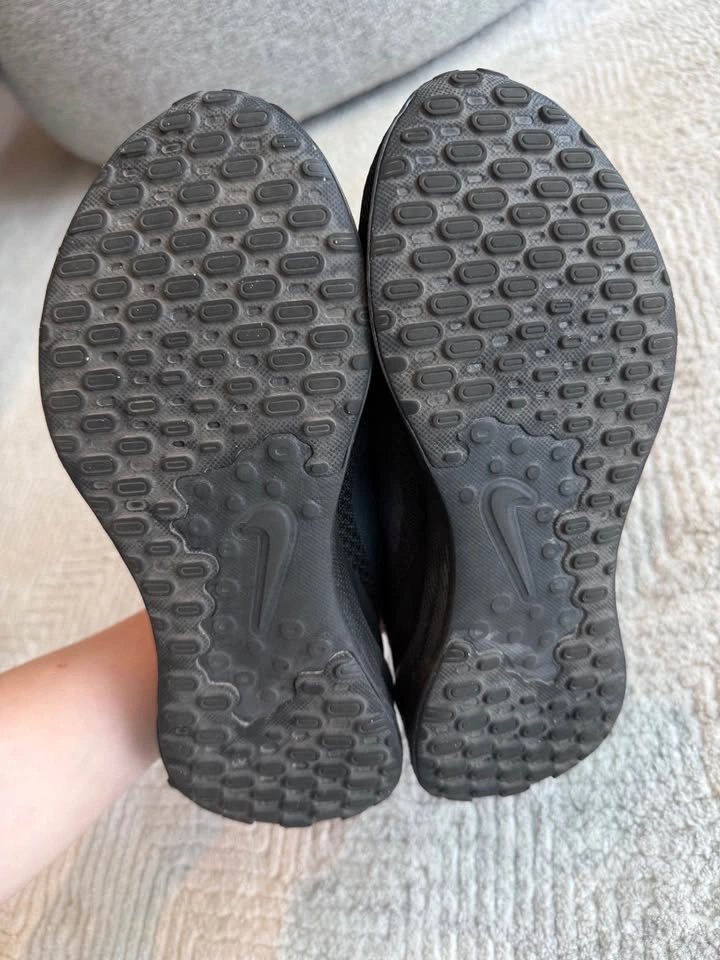 Women’s Nike Revolution 7 Triple Black Running Shoes - Size 9 - photo 5