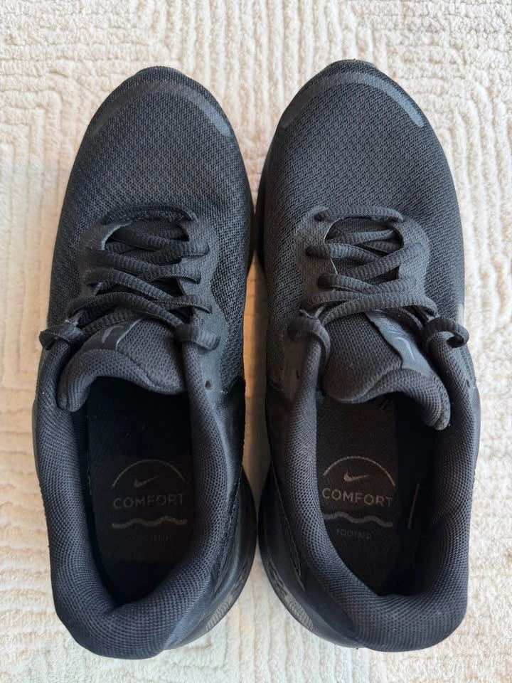 Women’s Nike Revolution 7 Triple Black Running Shoes - Size 8 - photo 4