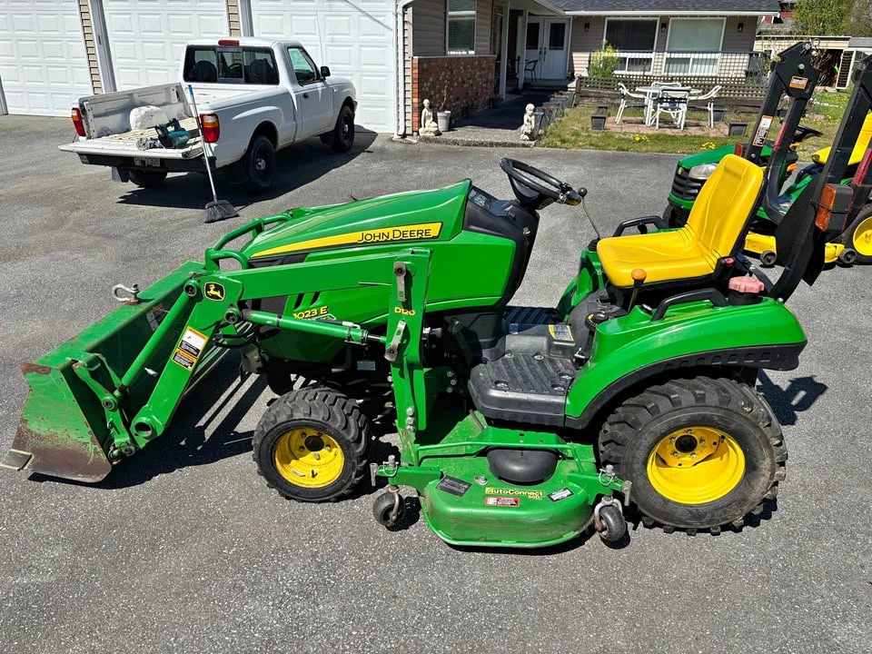 2014 John Deere 1023E tractor with mower