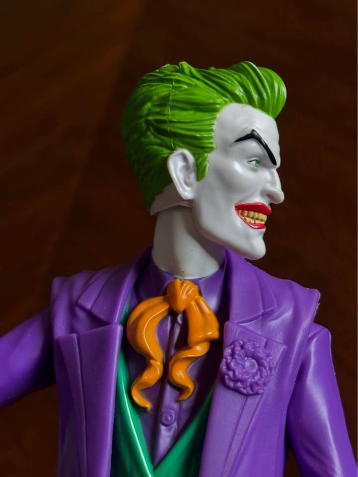 DC Comics The Joker Action Figure fully poseable - photo 3