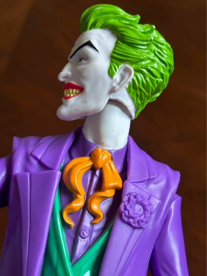 DC Comics The Joker Action Figure fully poseable - photo 4