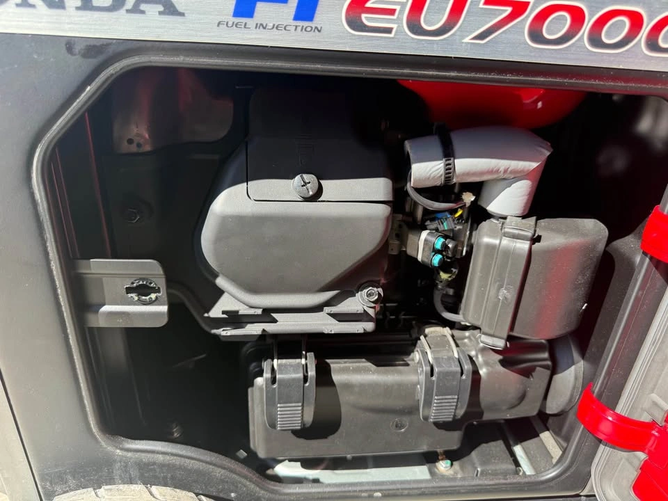 Honda EU7000is Generator - 96 Hours, Brand New Condition - photo 4