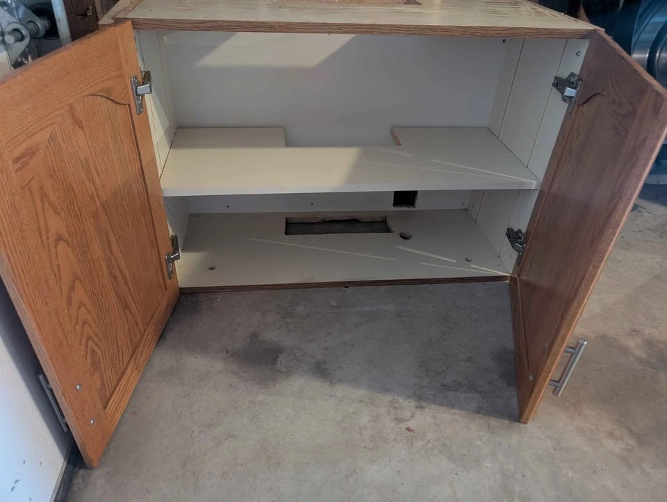 Oak Cabinet 31" x 21" x 13" - photo 3