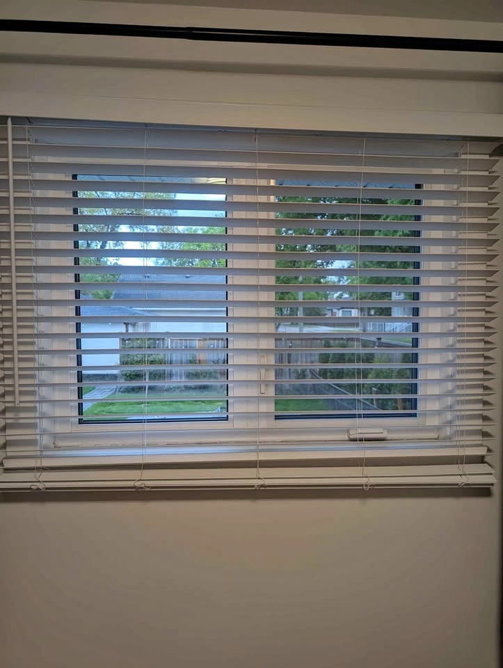 White plastic PVC blinds 43 1/4" horizontal