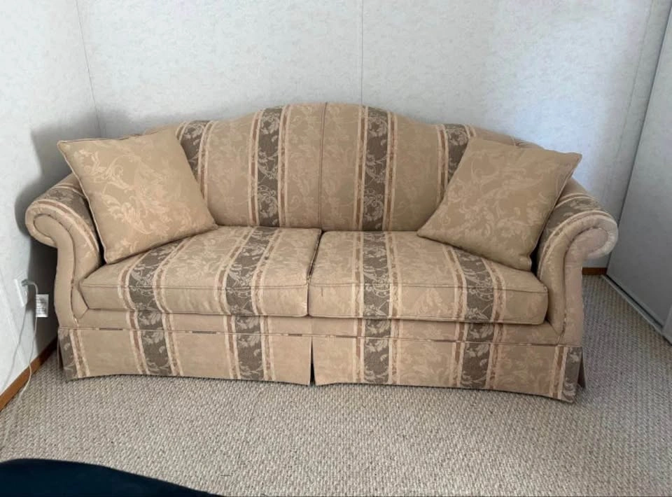 READ DESCRIPTION: Furniture LOT - photo 3