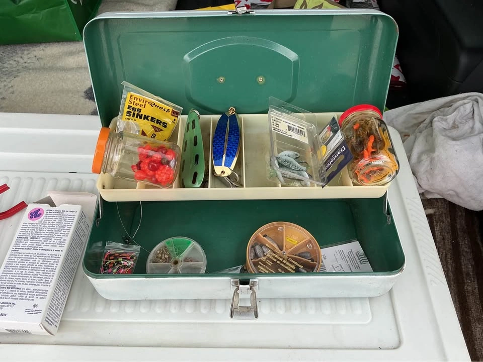 Vintage Old Pal Metal Tackle Box & Accessories - photo 2