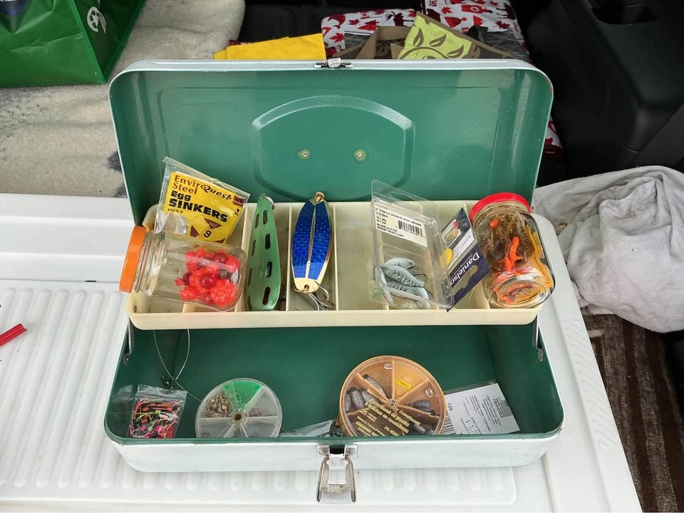 Vintage Old Pal Metal Tackle Box & Accessories - photo 3