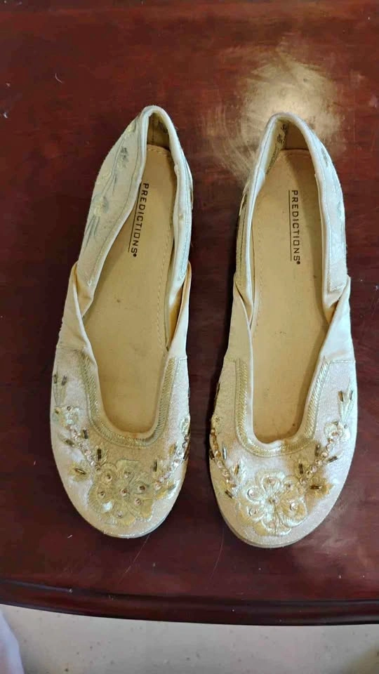 Predictions Women's Flats Gold Embroidered Beaded Size 7
