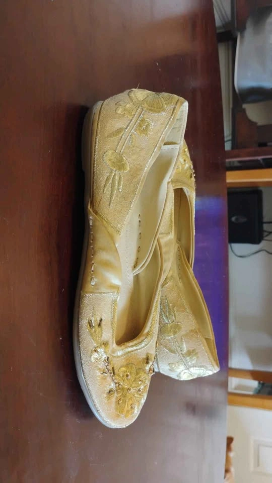 Predictions Women's Flats Gold Embroidered Beaded Size 7 - photo 3