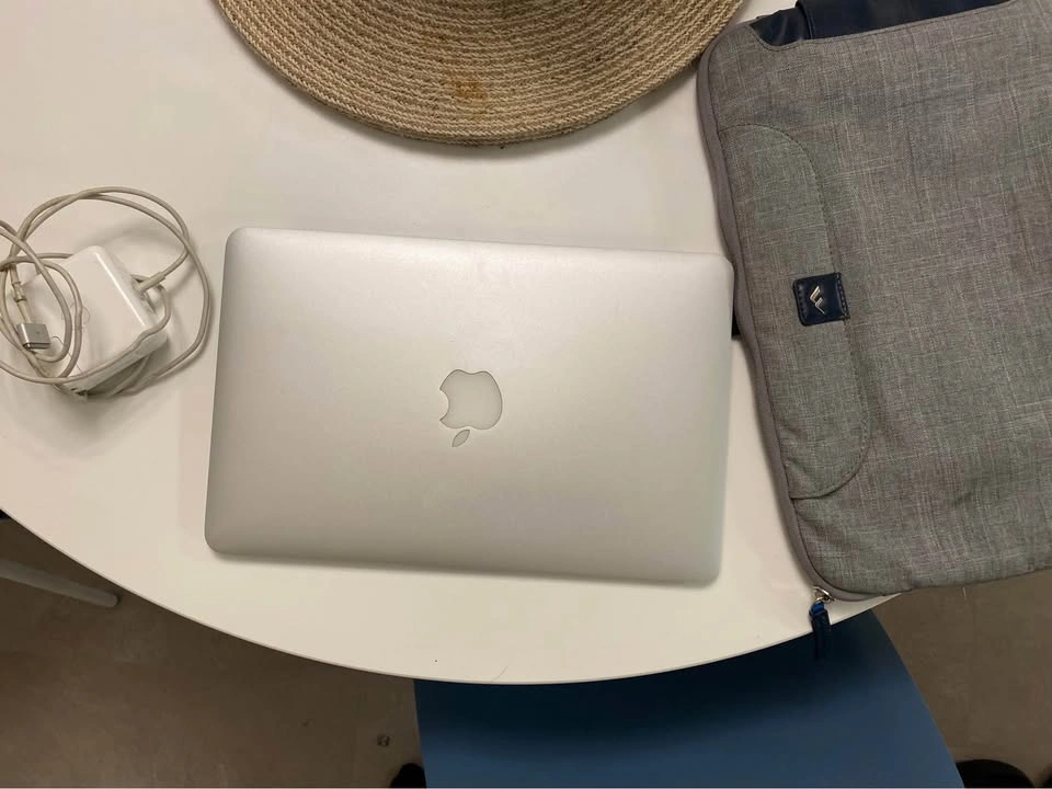 MacBook Air 11-inch (Early 2015) with Charger & Sleeve - photo 4