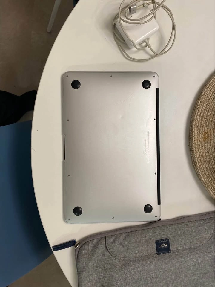MacBook Air 11-inch (Early 2015) with Charger & Sleeve - photo 5