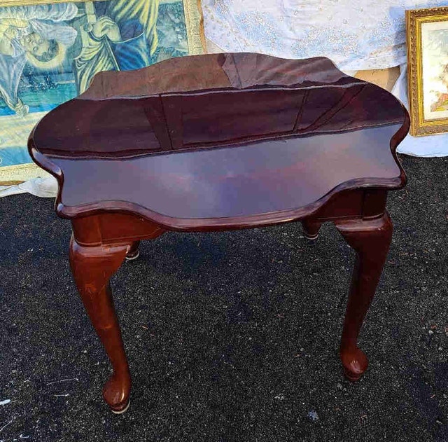 Vintage Mahogany Queen Anne Accent Table – Like New!