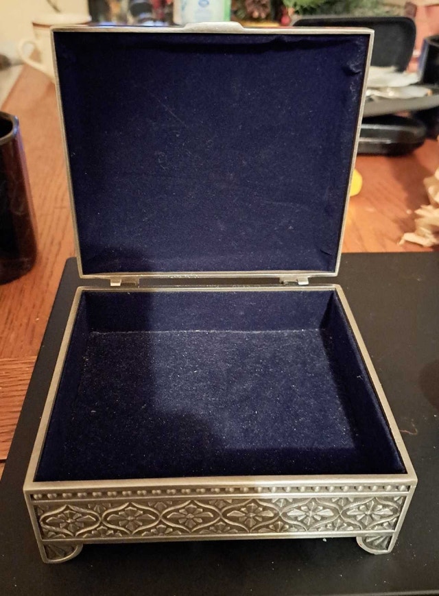 Vintage Silver-Tone Metal Jewelry/Trinket Box – Embossed Floral - photo 3