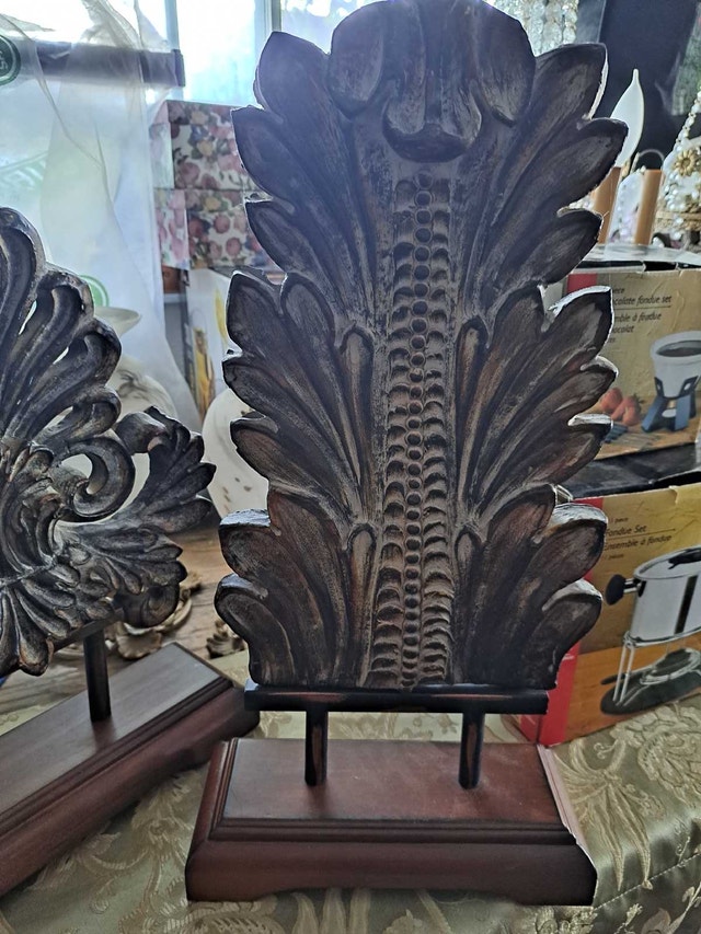 Pair of Vintage Carved Wood Acanthus Leaf Bookends - photo 2