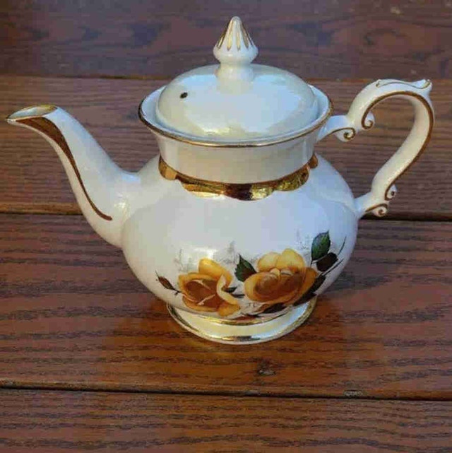 Mid-Century Gibson Staffordshire Porcelain Teapot – 1940s-1950s - photo 4