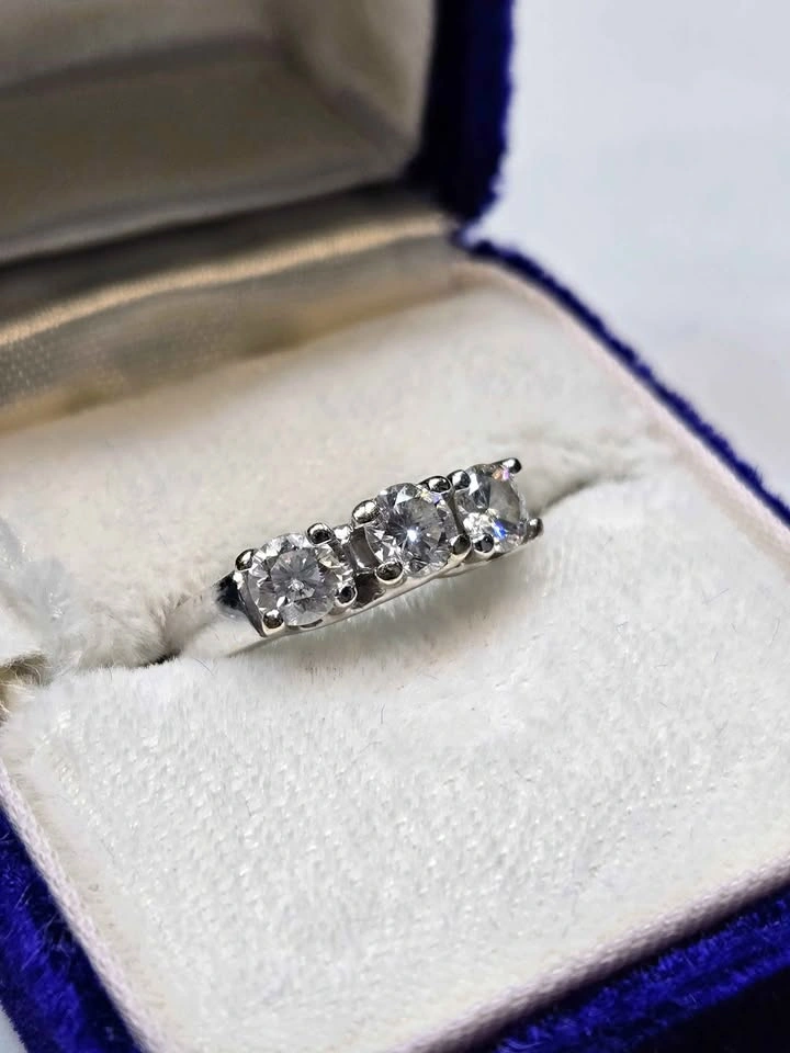 14k White Gold 3-Stone Diamond Engagement Ring (0.96ctw)