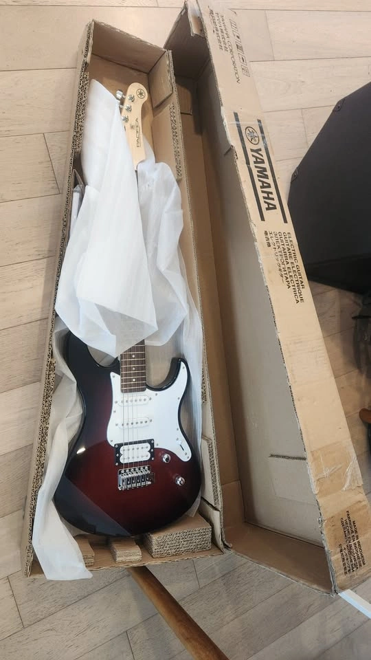 $400 Yamaha Pacifica 112V Electric Guitar - Violin Burst - photo 2