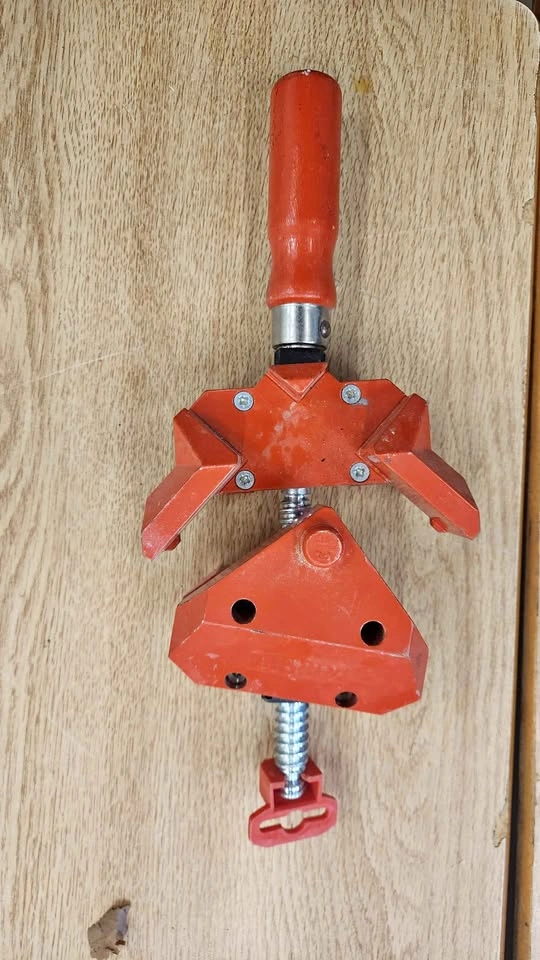 Red corner clamp