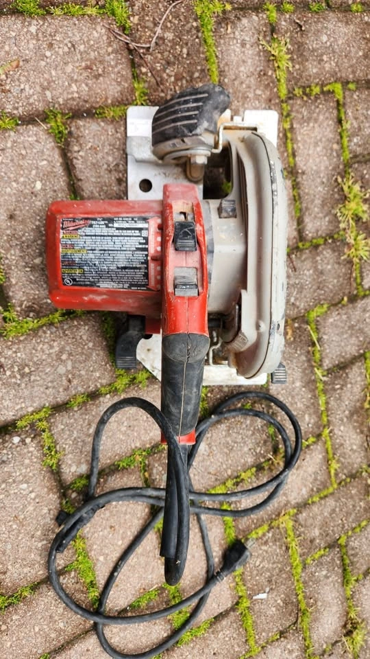 $100 Milwaukee 7-1/4" Circular Saw 110v 15amp - photo 2