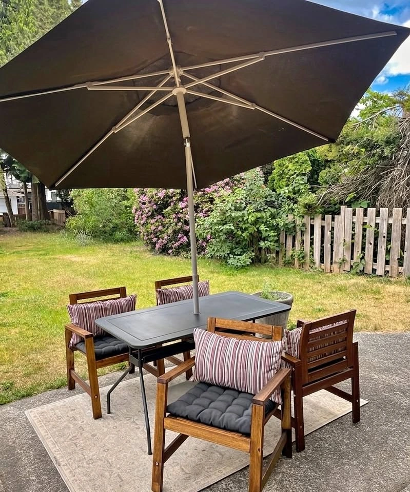 Complete Patio Furniture set – 4 chairs, table, umbrella & base