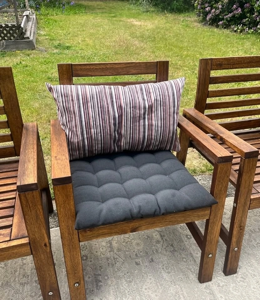 Complete Patio Furniture set – 4 chairs, table, umbrella & base - photo 4