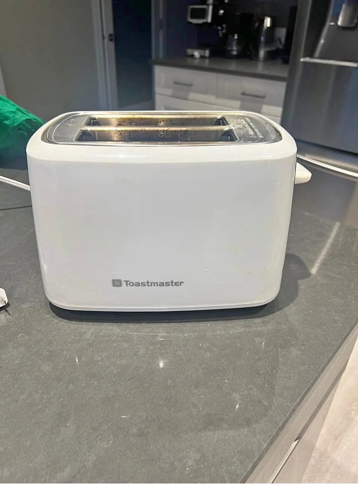 Toastmaster 2-Slice Toaster (Needs Quick Cleanup)