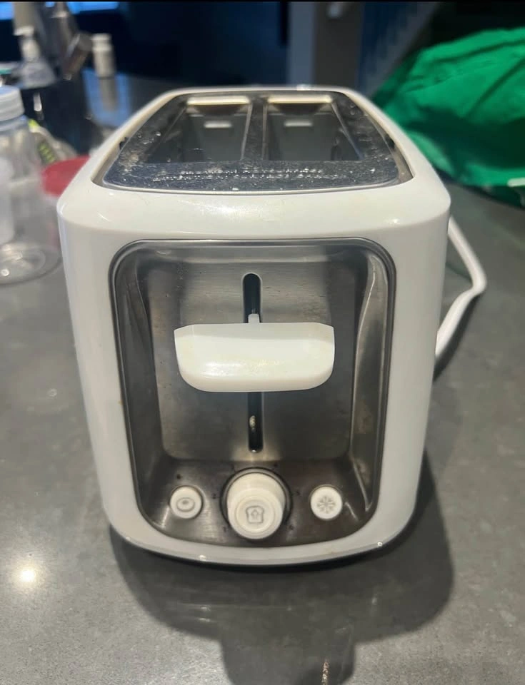 Toastmaster 2-Slice Toaster (Needs Quick Cleanup) - photo 3