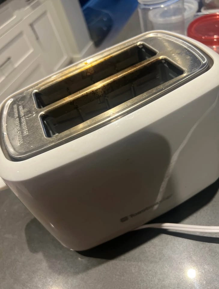 Toastmaster 2-Slice Toaster (Needs Quick Cleanup) - photo 4