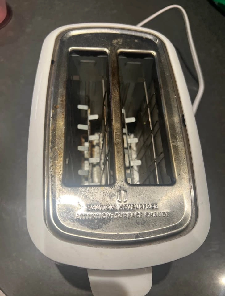 Toastmaster 2-Slice Toaster (Needs Quick Cleanup) - photo 5