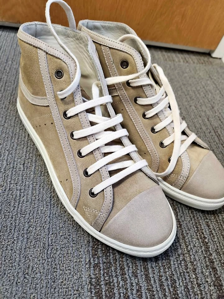 NEW Roots Leather Sneakers /Runners