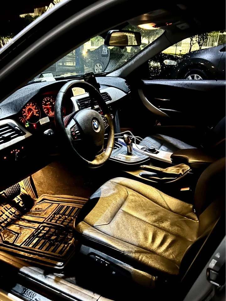 2013 BMW 3 Series 320i xDrive Sedan 4D - photo 4