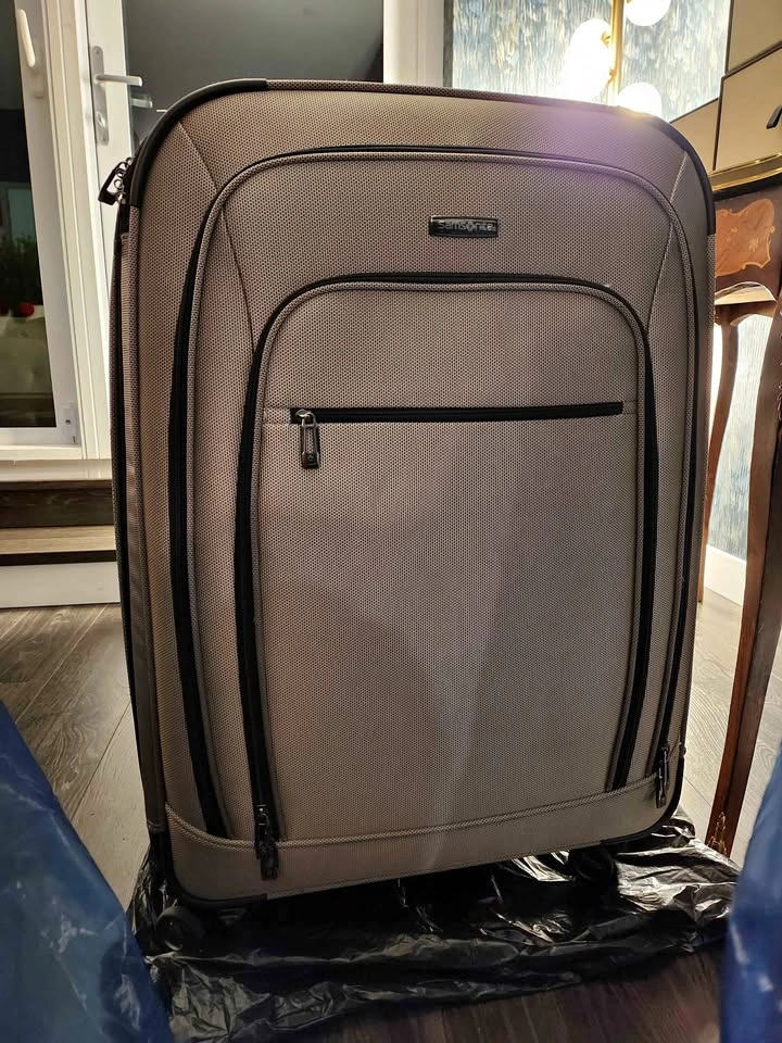 Samsonite - Lightweight Suitcase with Spinner Wheels