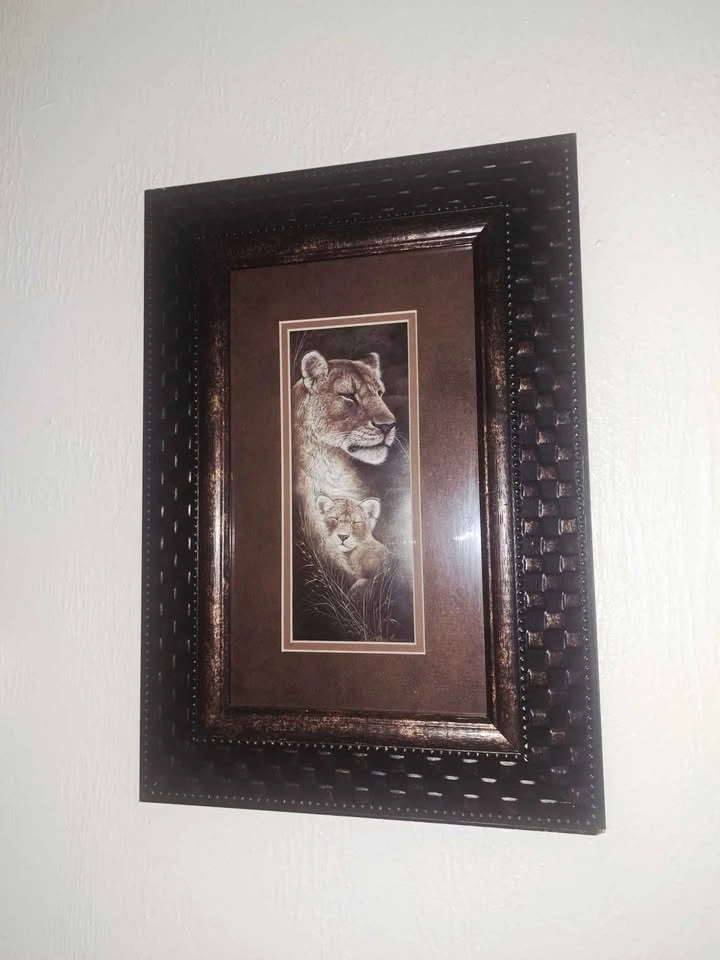 Dark Brown Wooden Frame – Feline Portrait