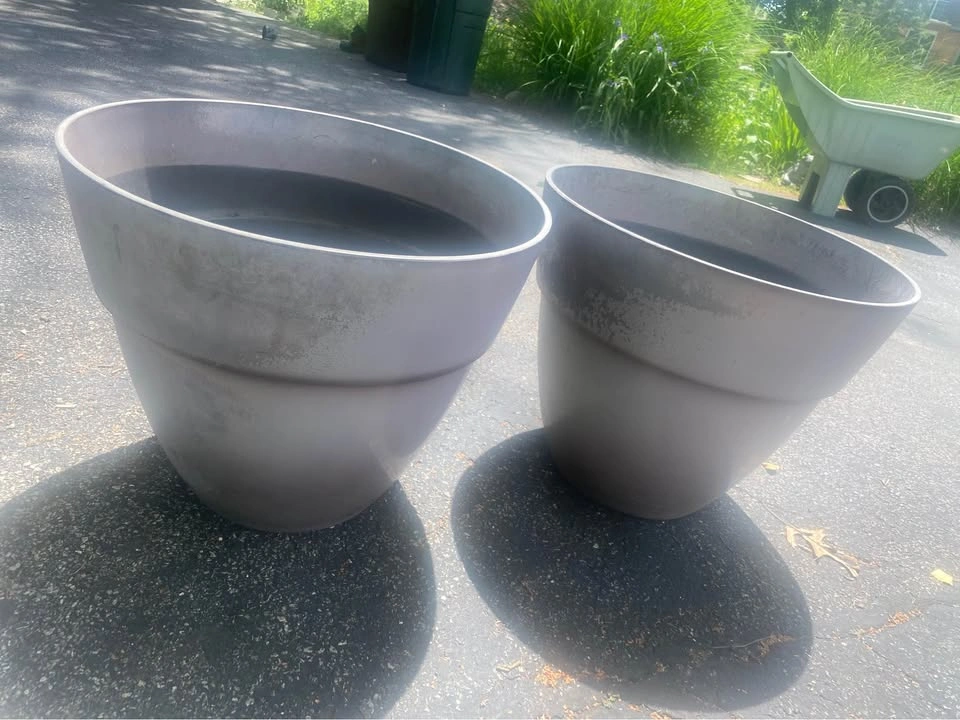 2 Large Resin Flower Pots 22”diameter x 19”h - photo 3