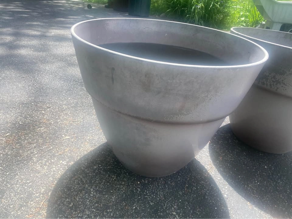 2 Large Resin Flower Pots 22”diameter x 19”h - photo 4