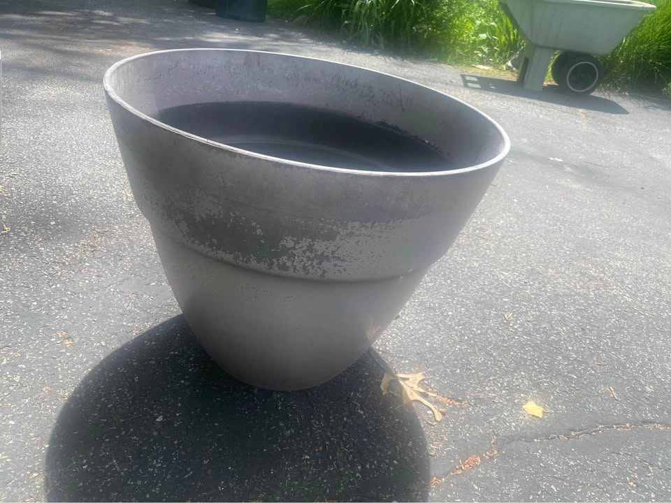 2 Large Resin Flower Pots 22”diameter x 19”h - photo 5