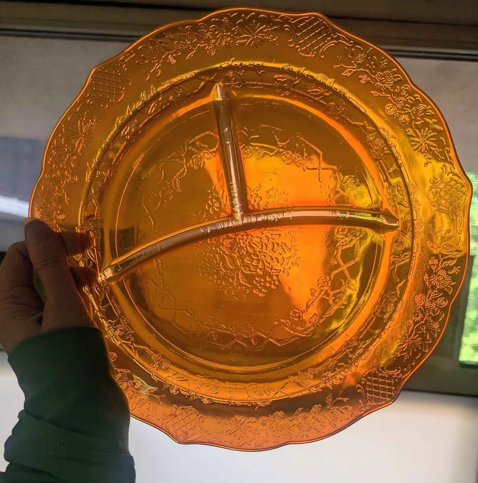 2 Federal Glass Marigold Carnival Divided Plates, Normandie - photo 2