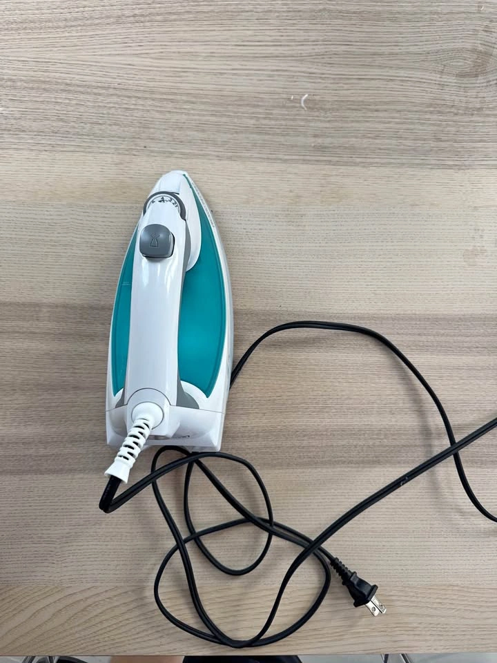 BLACK+DECKER light n easy Steam Iron