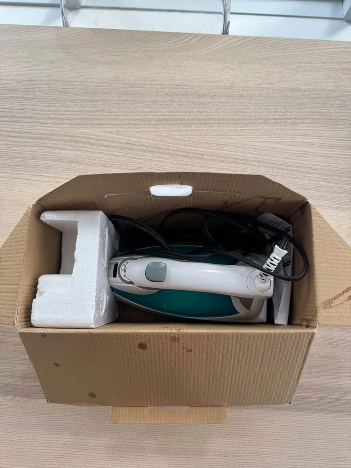 BLACK+DECKER light n easy Steam Iron - photo 3