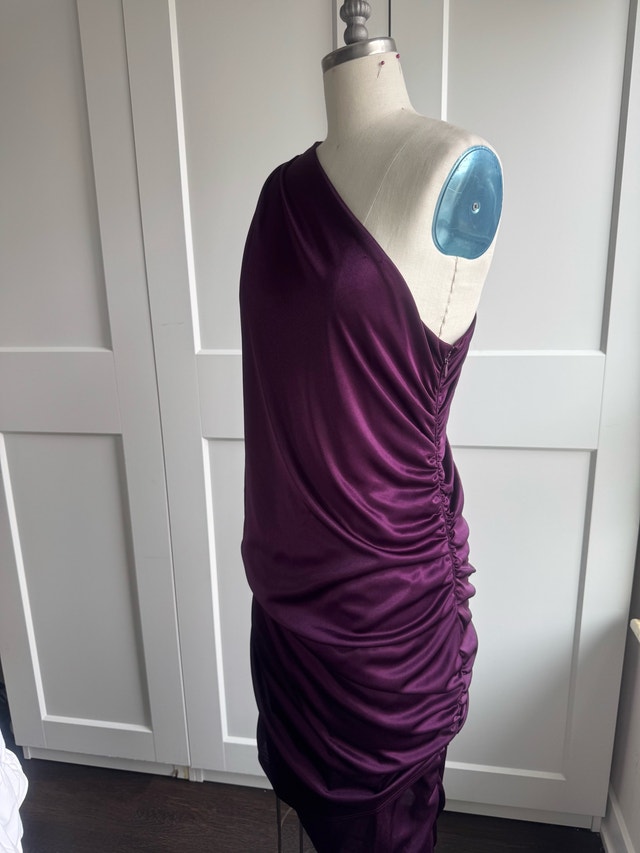 LE CHÂTEAU Brand New Plum Coloured One Shoulder Dress Size XL - photo 3