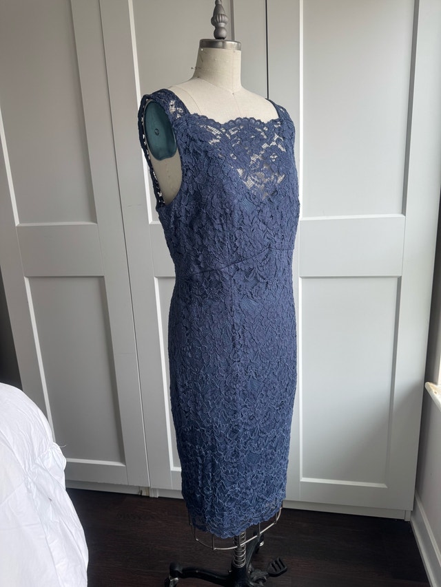 LE CHÂTEAU Blue Lace Dress Size 16 Worn Once - photo 2