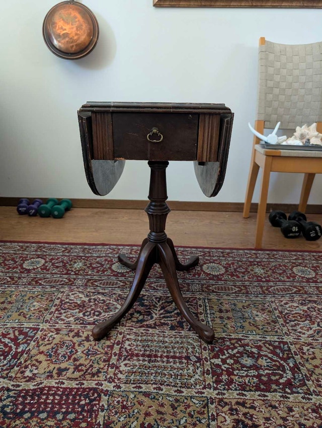 ANOTHER VERY COOL LITTLE TABLE - photo 2