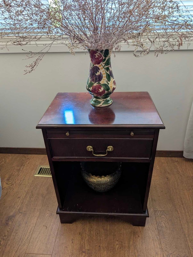 VERY NEAT LITTLE TABLE