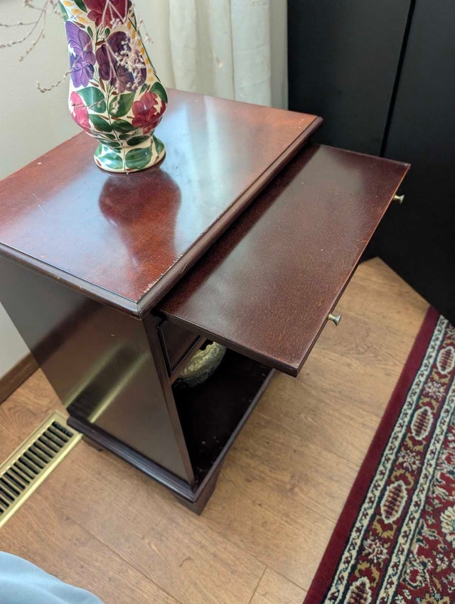 VERY NEAT LITTLE TABLE - photo 2