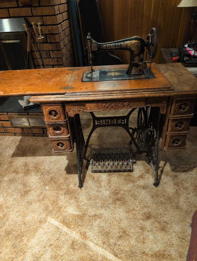ANTIQUE SINGER TREADLE SEWING MACHINE