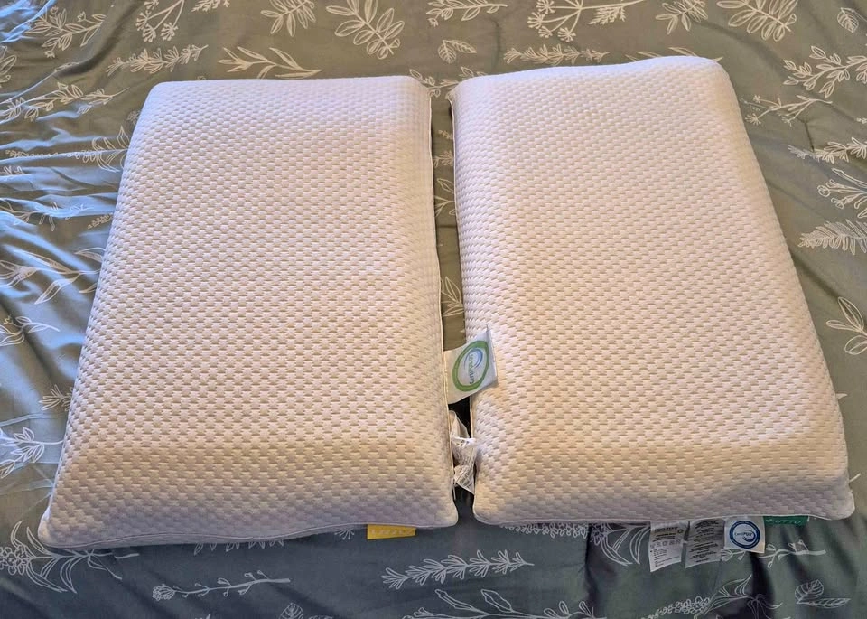2 Queen Size Memory Foam Pillows