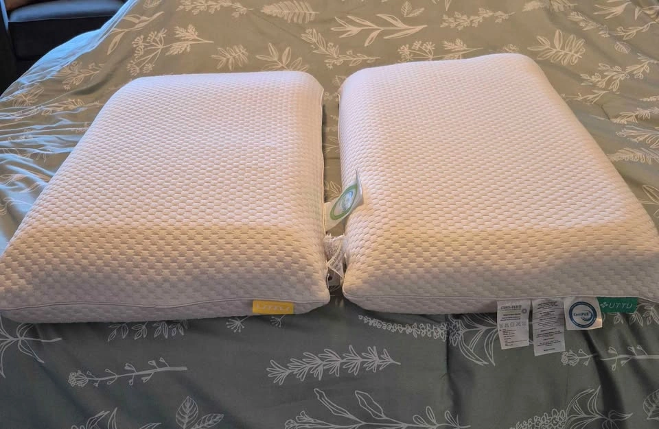 2 Queen Size Memory Foam Pillows - photo 2