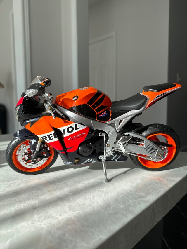 Honda CBR1000RR Repsol 1:6 diecast model by NewRay - photo 2