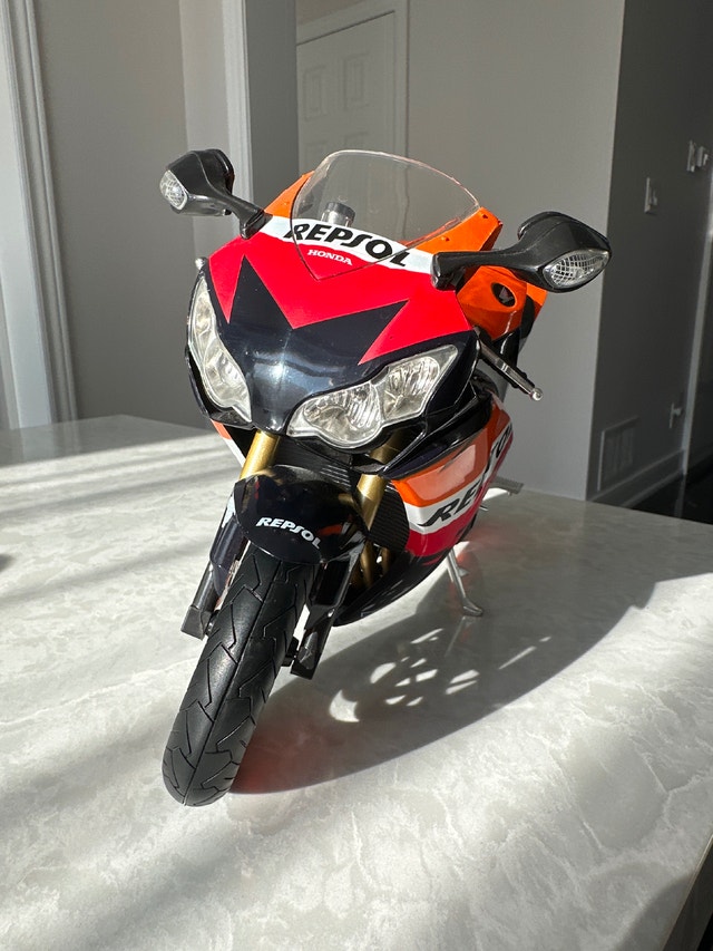 Honda CBR1000RR Repsol 1:6 diecast model by NewRay - photo 3