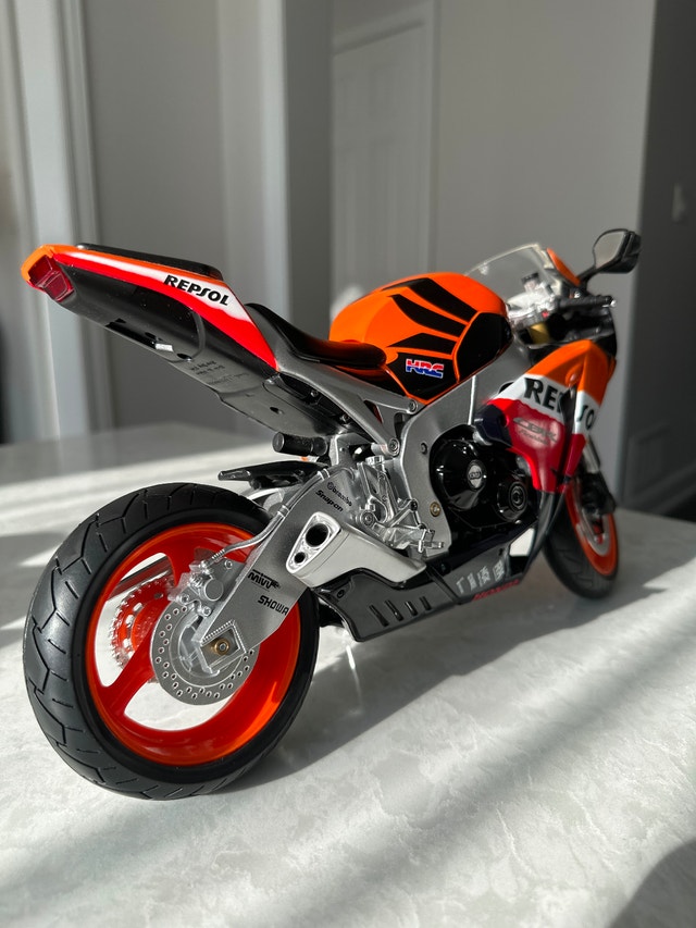 Honda CBR1000RR Repsol 1:6 diecast model by NewRay - photo 5